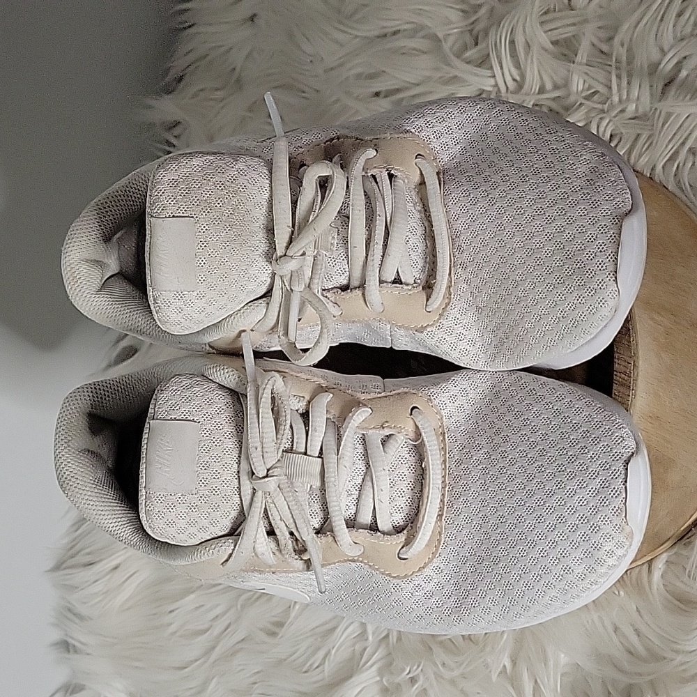 Nike tanjun white sneakers youth size 7